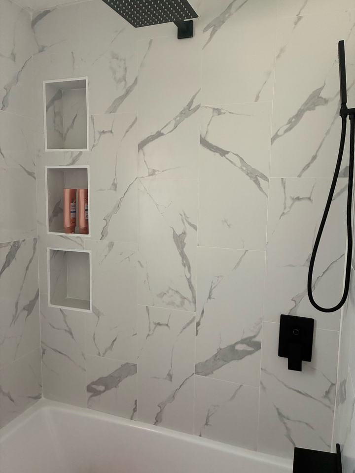 Marble-look tub surround with three stacked niches
